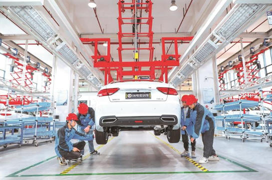 kaiyun开云官方网站学生进行实训。 赵光煜 摄.png